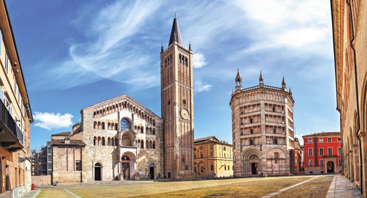 Piazza del Duomo a Parma con il Battistero